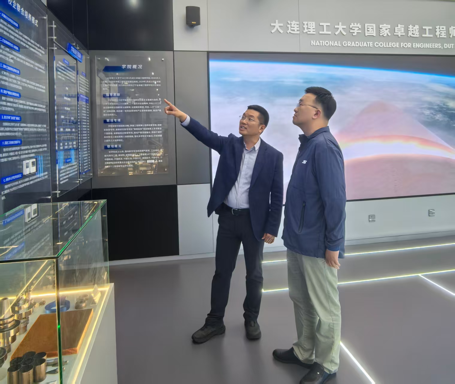 调研组参观大连理工大学卓越工程师学院展厅